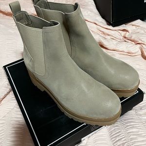 NIB/NWT MIA Cayson boots - size 9